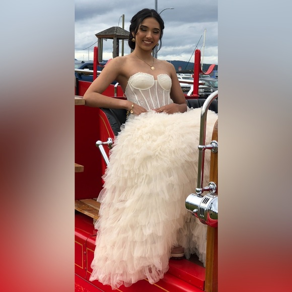 Exquisite Strapless Ruffled Couture Gown. Size 0-6. Ivory Color. - Picture 5 of 16